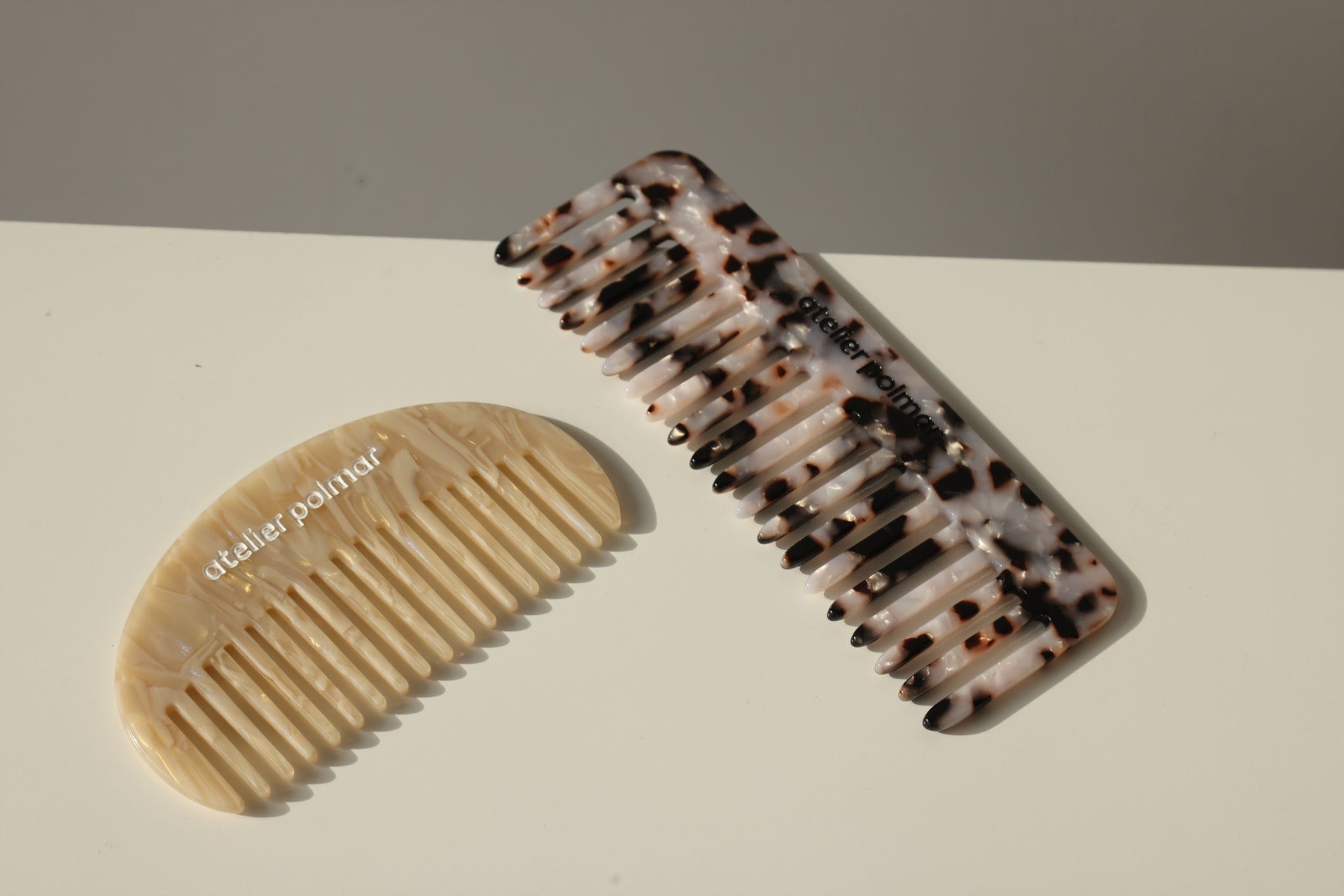 Haarkamm Mix von Atelier Polmar auf hellem Hintergrund