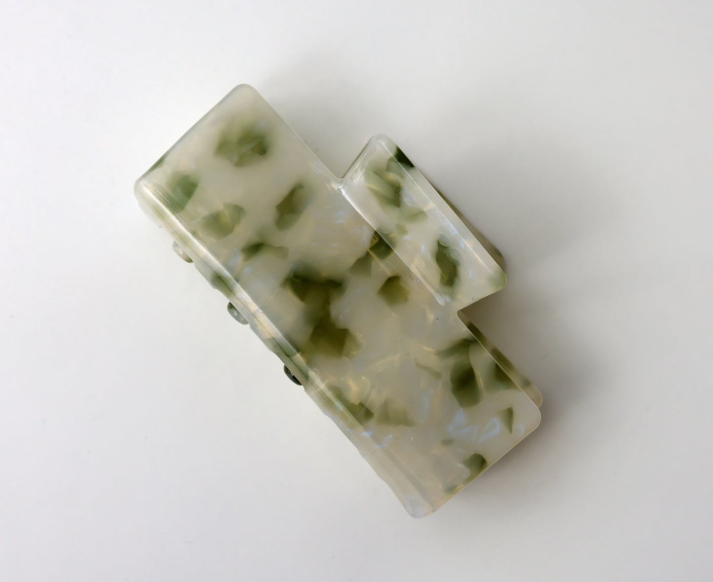 Emmi Haarklammer Grün von Atelier Polmar auf weißem Hintergrund