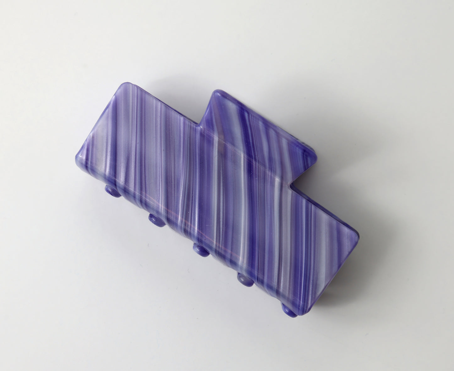 Emmi Haarklammer Lila von Atelier Polmar auf weißem Hintergrund