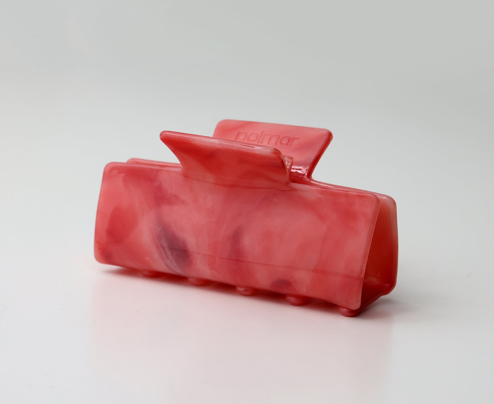 Emmi Haarklammer Rot von Atelier Polmar auf weißem Hintergrund