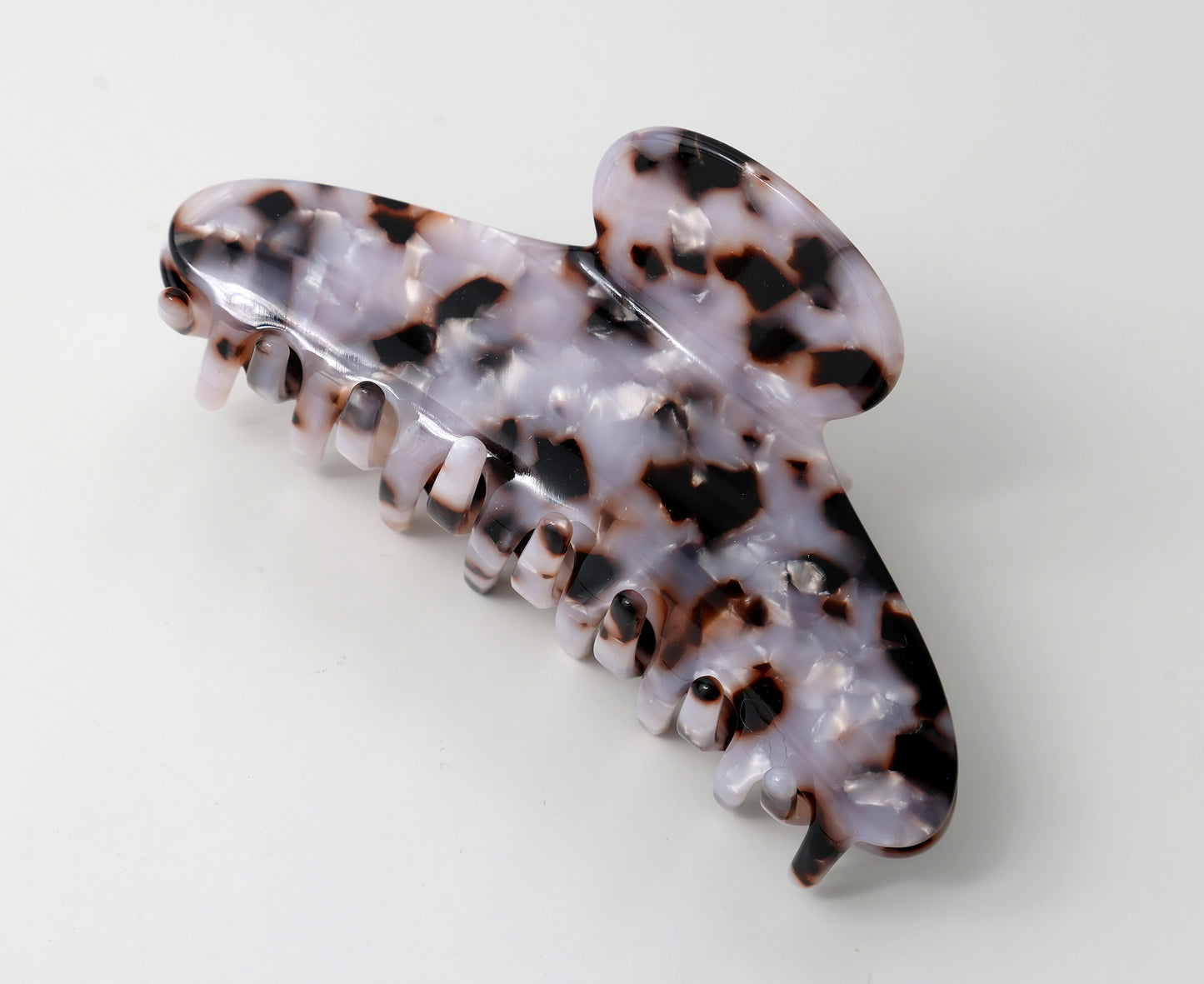 Petra Haarklammer Leopard von Atelier Polmar auf weißem Hintergrund