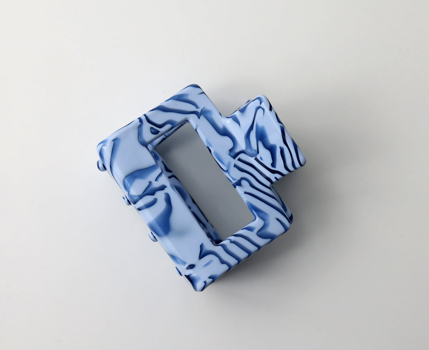 Tilli Haarklammer Blau von Atelier Polmar auf weißem Hintergrund