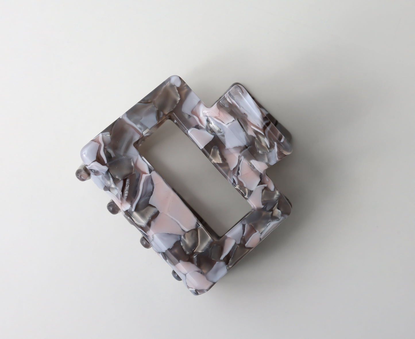 Tilli Haarklammer Grau von Atelier Polmar auf weißem Hintergrund