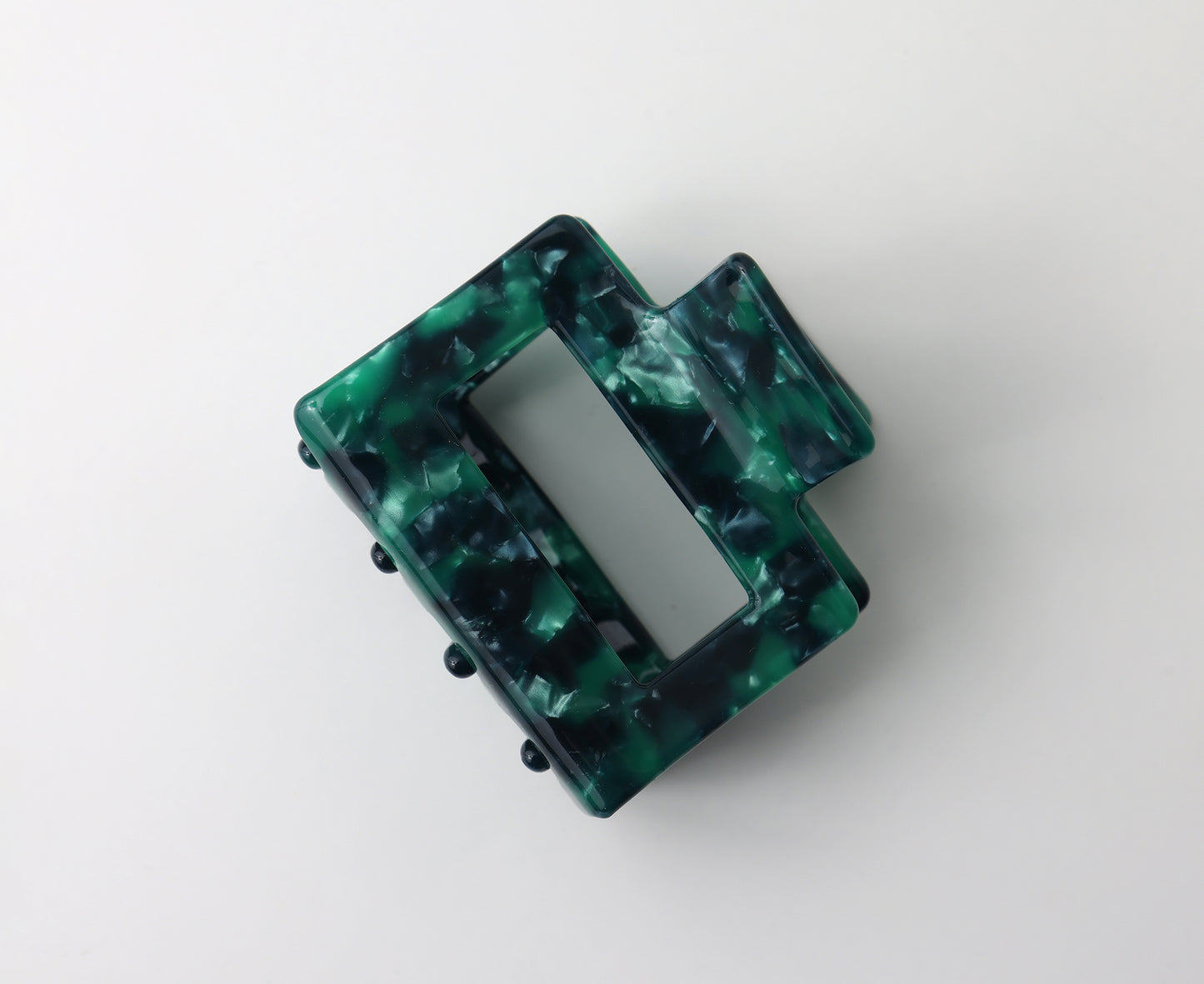 Tilli Haarklammer Grün von Atelier Polmar auf weißem Hintergrund