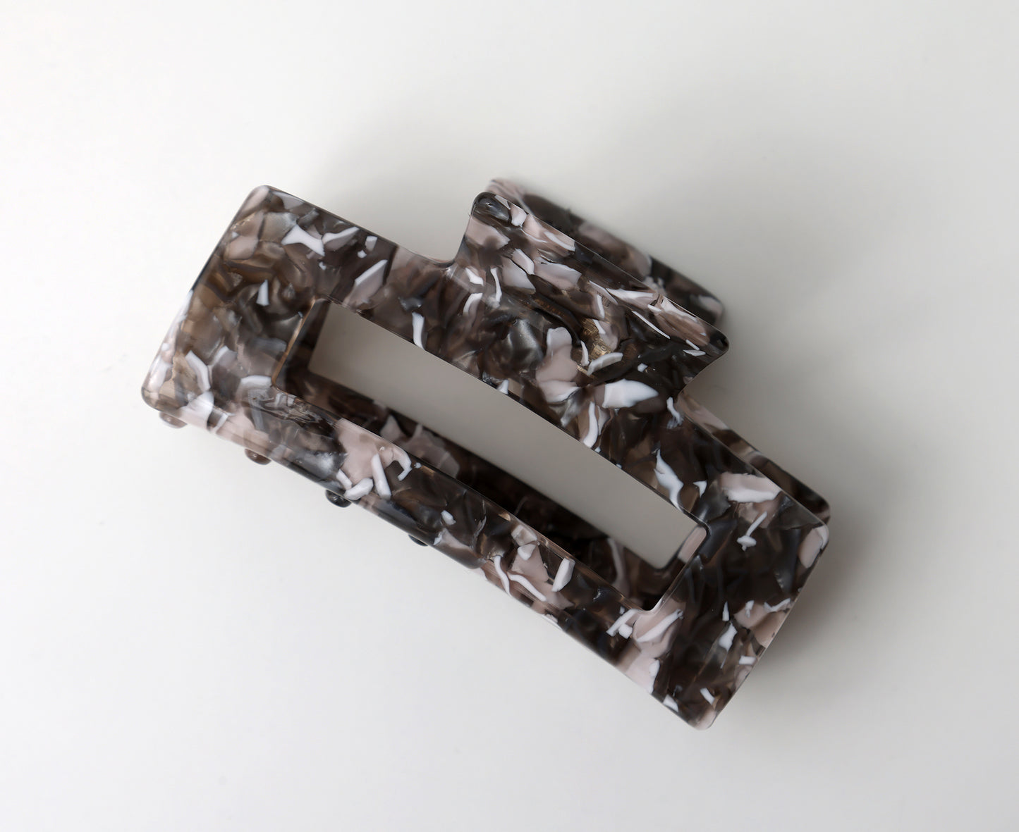 Wanda Haarklammer Grau von Atelier Polmar auf weißem Hintergrund