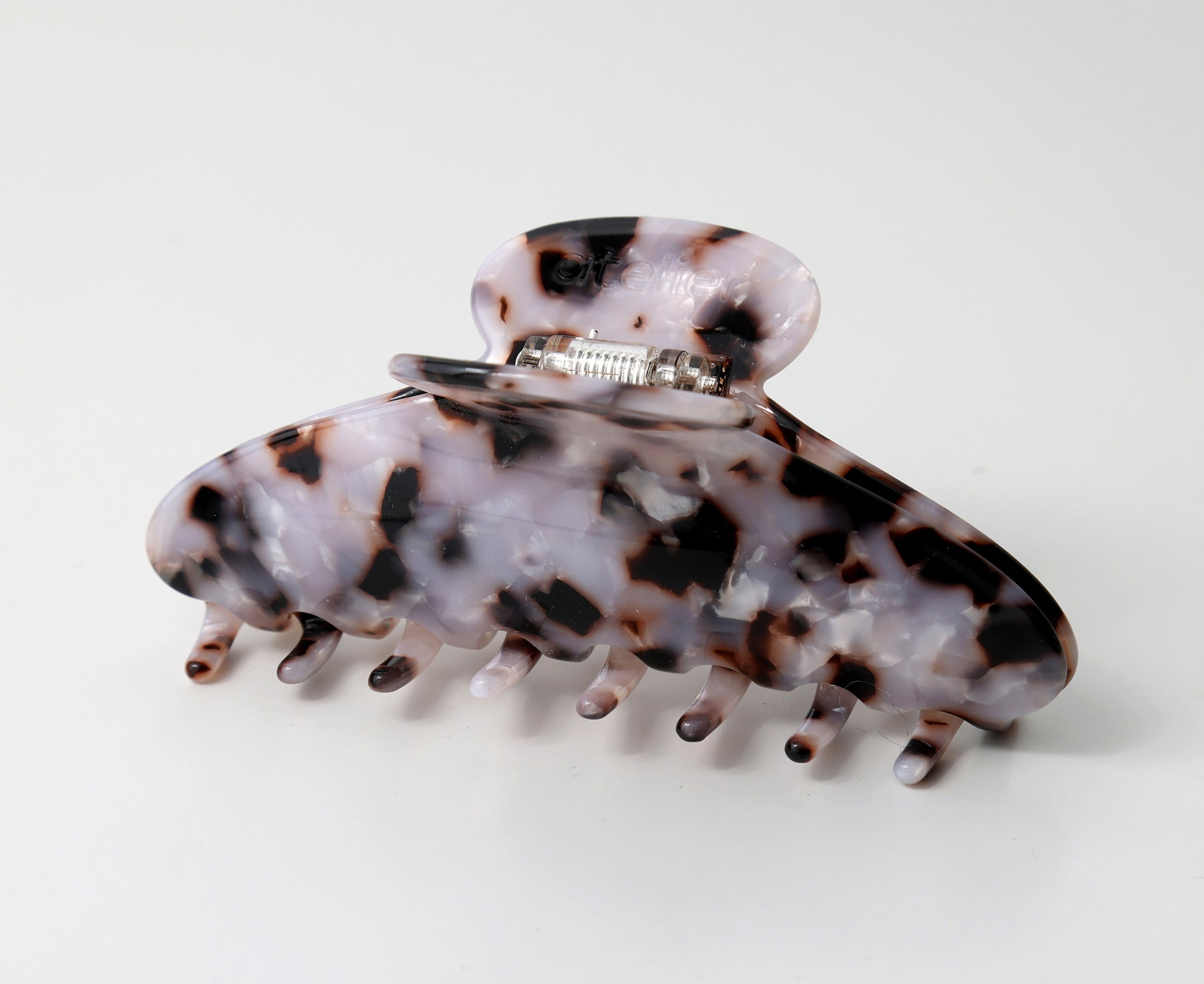 Petra Haarklammer Leopard von Atelier Polmar auf weißem Hintergrund