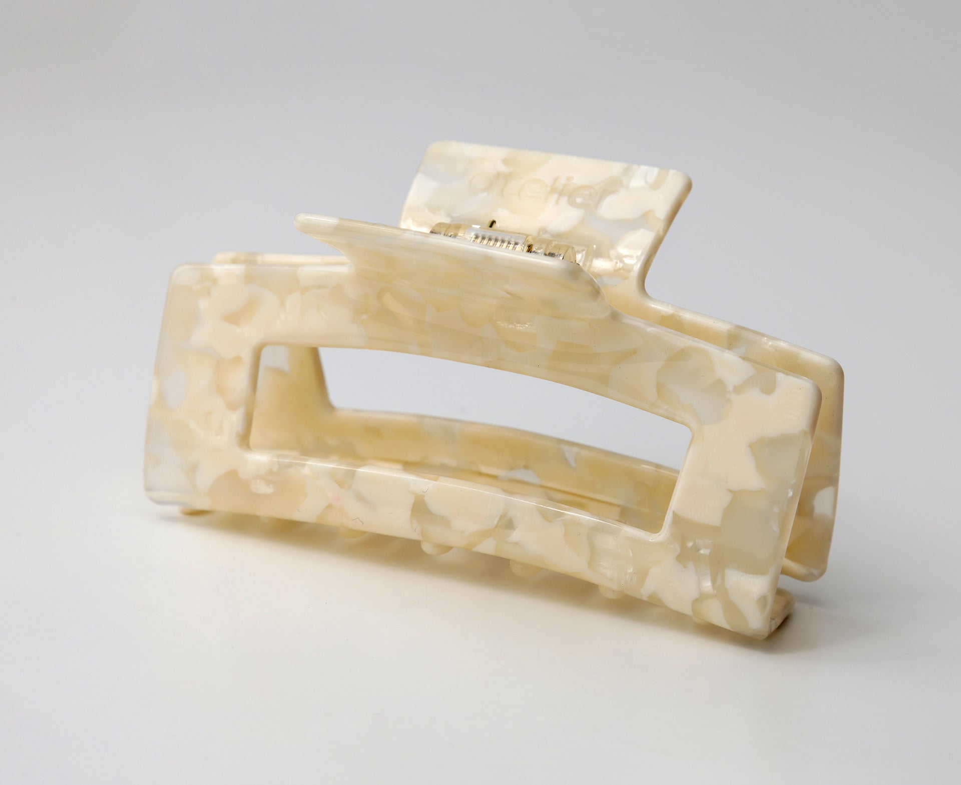 Wanda Haarklammer Beige von Atelier Polmar auf weißem Hintergrund